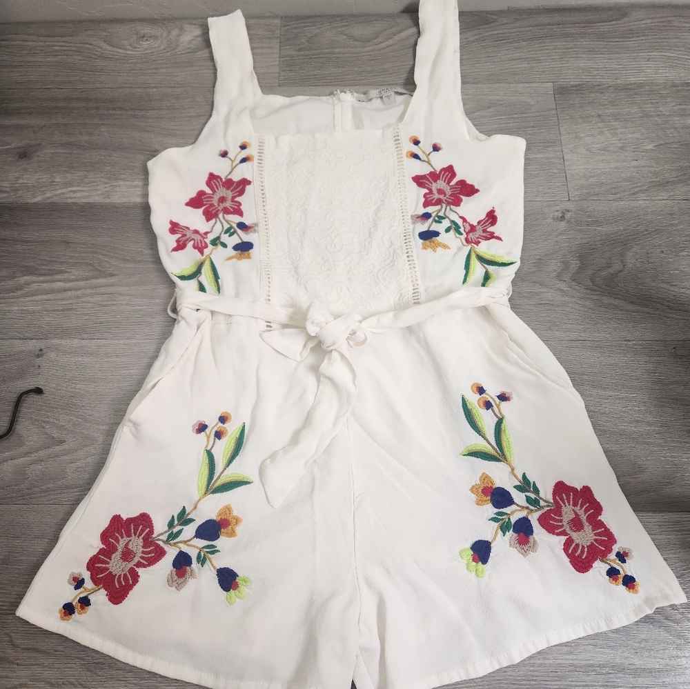 Guess White Shorts Bib Jumper‎ Size 4 Embroidered Y2K Floral Lightweight  Eyelet - Picture 13 of 14